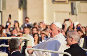 Le Pape François clôture sa première journée en Papouasie-Nouvelle-Guinée en aidant les populations défavorisées.